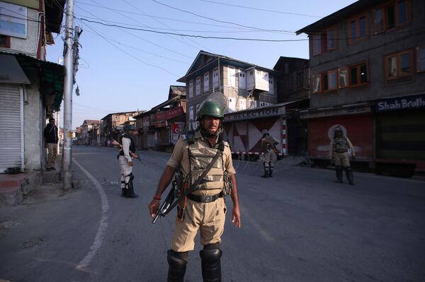 Улицы городов в штатах Джамму и Кашмир теперь патрулируют полицейские и армейские подразделения - Sputnik Грузия