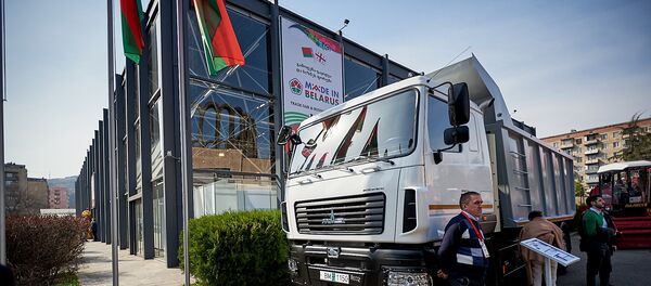 Самосвал, произведенный в Беларуси, на выставке белорусской продукции Belexpo в столице Грузии - Sputnik Грузия