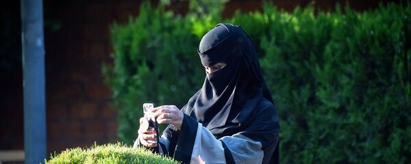 Туристы с Востока снимают, как дети купаются в фонтанах в столице Грузии Туристы с Востока снимают, как дети купаются в фонтанах в столице Грузии - Sputnik Грузия