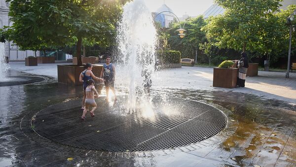Дети купаются в фонтанах в столице Грузии - Sputnik Грузия