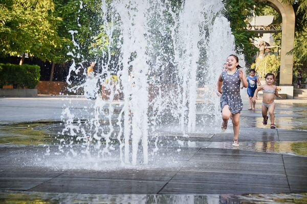Да и взрослые в Тбилиси редко бегают по сухим фонтанам, в отличие от курортного Батуми. Наверное стесняются. Зато для детей это настоящее раздолье - Sputnik Грузия