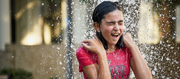 Дети купаются в фонтанах в столице Грузии Дети купаются в фонтанах в столице Грузии - Sputnik Грузия