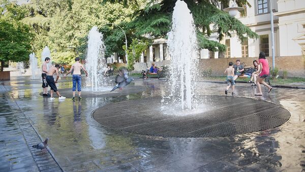 Дети купаются в фонтанах в столице Грузии - Sputnik Грузия