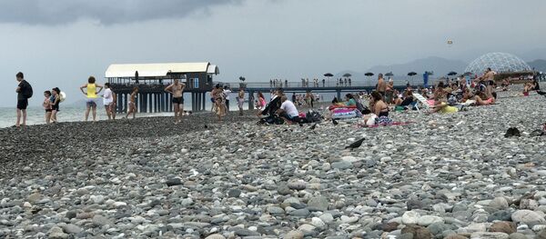 Отдыхающие на пляже в курортном городе Батуми - Sputnik Грузия