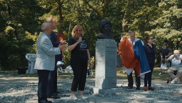 Бюст Гагарина открыли в Русском культурном саду в Кливленде - видео - Sputnik Грузия
