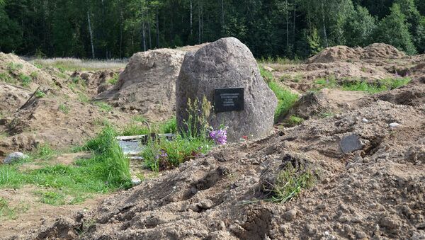 Место раскопок в районе деревни Жестяная Горка, где следователи обнаружили около 500 тел жертв латвийских карателей - Sputnik Грузия