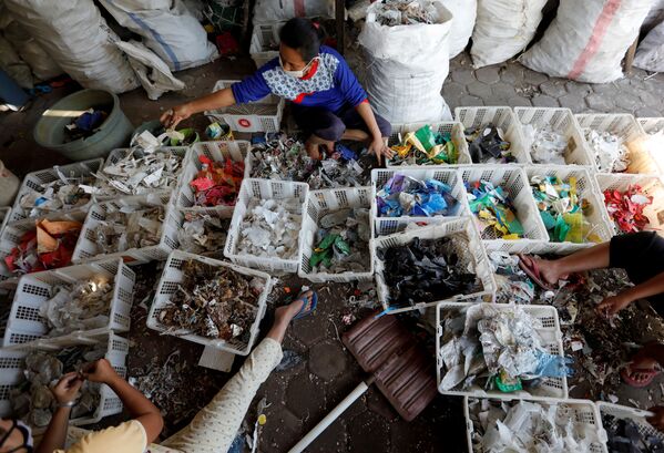 В завалах мусора рабочие ищут пластмассу и алюминий для продажи перерабатывающим предприятиям - Sputnik Грузия