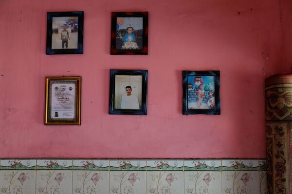 Семейные портреты в доме сборщика мусора Салама в индонезийской деревне  - Sputnik Грузия