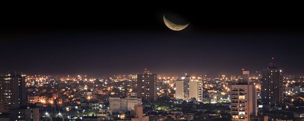 ახალი მთვარე ქალაქის თავზე ახალი მთვარე ქალაქის თავზე - Sputnik საქართველო