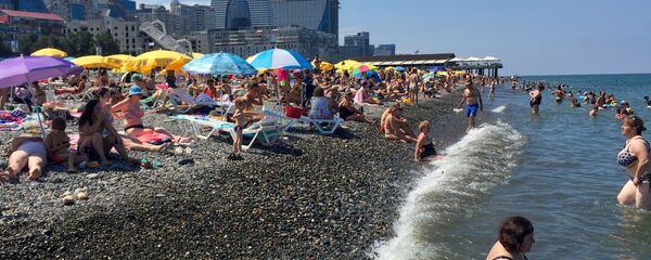 დამსვენებლები პლაჟზე დამსვენებლები პლაჟზე - Sputnik საქართველო