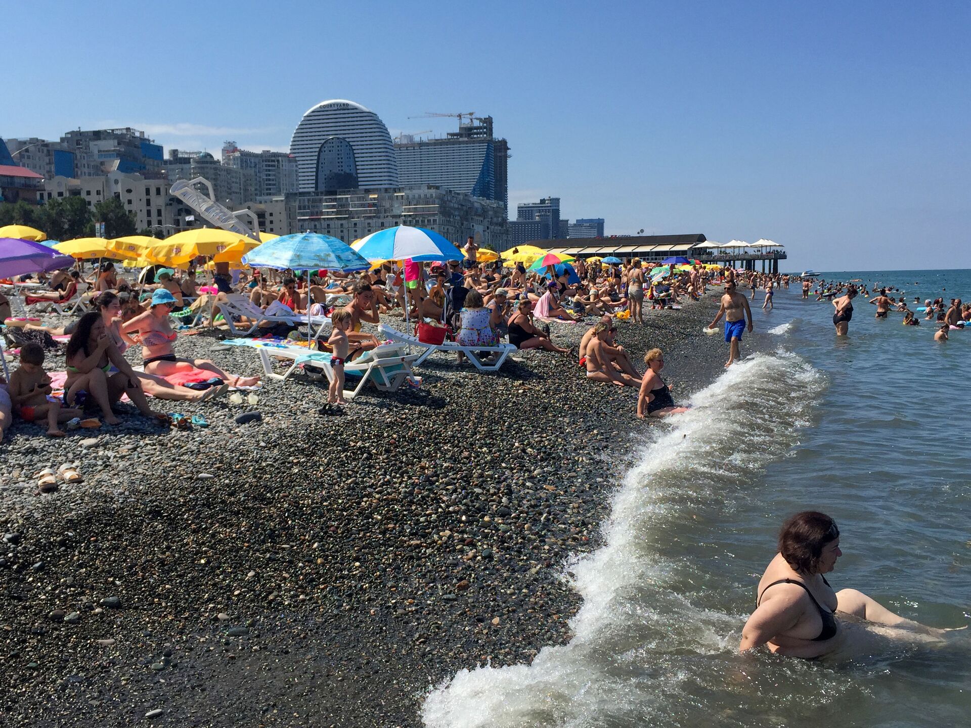 Температура воды в батуми. Пляжи Батуми 2022. Батуми пляжи 2021. Батуми море в сентябре. Батуми пляж люди.