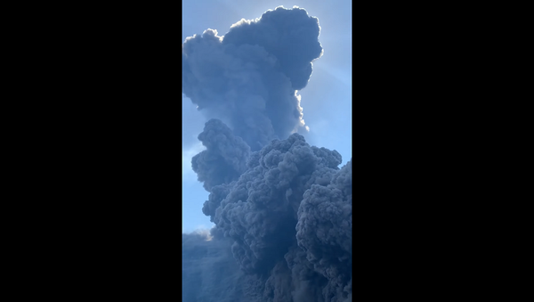 Огромная стена пепла: завораживающее извержение вулкана в Италии сняли на видео - Sputnik Грузия