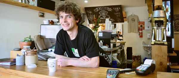 ახალგაზრდა თანამშრომელი კაფეში ახალგაზრდა თანამშრომელი კაფეში - Sputnik საქართველო