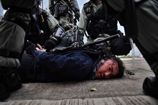 Полиция Гонконга задерживает протестующего - Sputnik Грузия