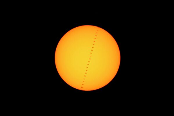 საერთაშორისო კოსმოსური სადგურის გაფრენა მზის ფონზე - Sputnik საქართველო