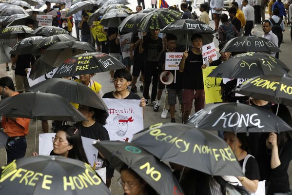 Тем временем протесты в Гонконге поддержали выходцы из Тибета в Индии, проведя митинг в Нью-Дели. Демонстрации в поддержку протестующих в Гонконге прошли и в других странах - Sputnik Грузия