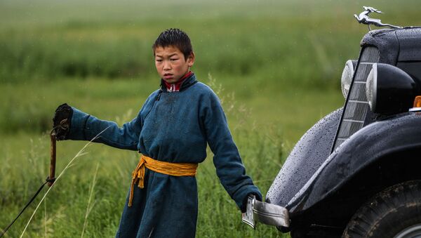 Мальчик рядом с автомобилем ГАЗ-М1 в поле, Монголия - Sputnik Грузия
