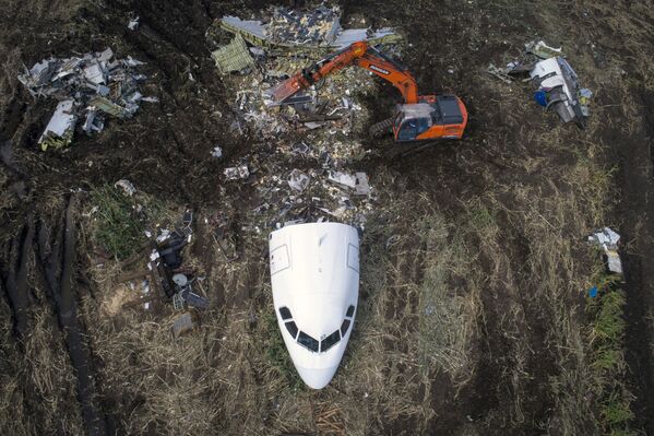 „ურალის ავიახაზების“ კუთვნილი თვითმფრინავის, Airbus A321-ის გაყვანა სიმინდის ყანიდან, სადაც ხომალდი ავარიულად დაჯდა  - Sputnik საქართველო