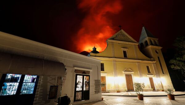 Над домами Стромболи поднимается возникший в результате извержения вулкана дым - Sputnik Грузия