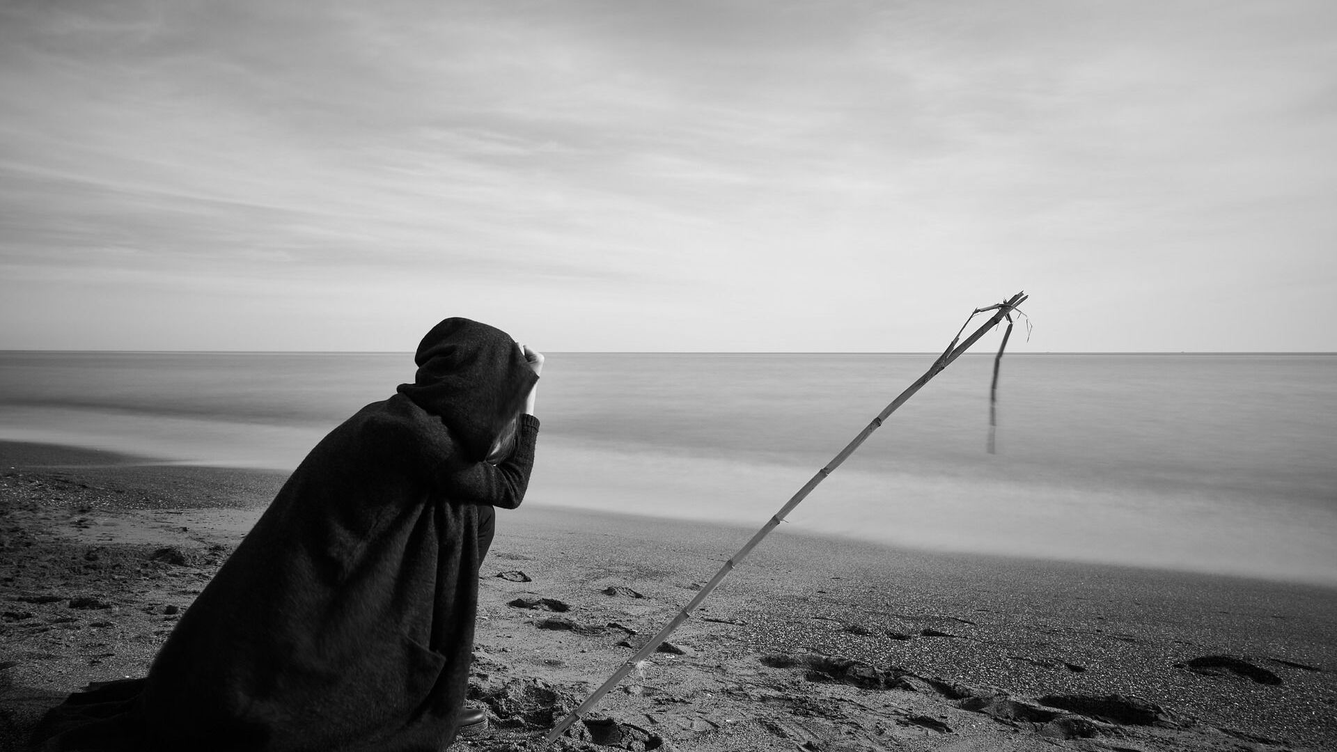 ქალი მოსასხამით ზღვის პირას - Sputnik საქართველო, 1920, 15.08.2022
