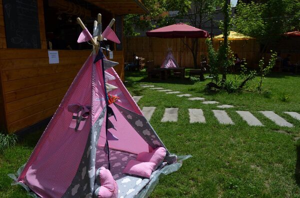 ბავშვობის ოცნებაზე გაცვლილი ქალაქი და არქიტექტორი, რომელიც საბავშვო კარვებს ქმნის ბავშვობის ოცნებაზე გაცვლილი ქალაქი და არქიტექტორი, რომელიც საბავშვო კარვებს ქმნის - Sputnik საქართველო