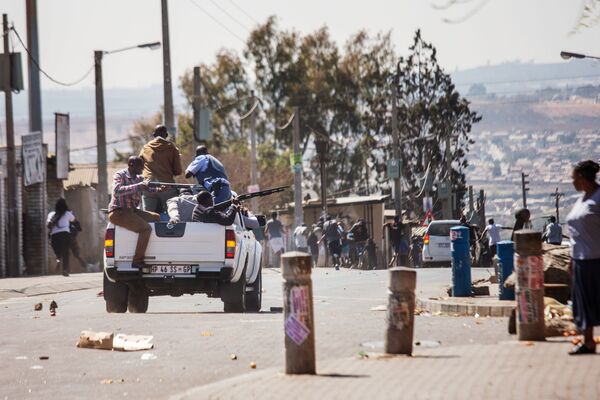 Основной причиной недовольства местных жителей и их протеста против властей является приток мигрантов из Лесото, Мозамбика и Зимбабве. Это лишает работы коренное население - Sputnik Грузия