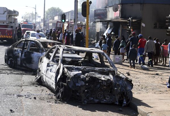 Крупные протесты в Йоханнесбурге вспыхнули на фоне недовольства местных жителей притоком мигрантов из соседних стран - Sputnik Грузия