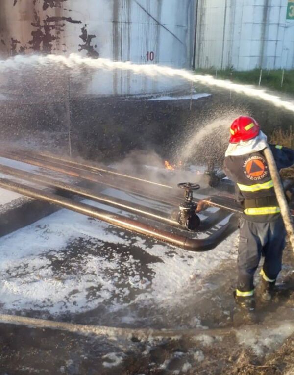 Пожар на нефтебазе в Грузии: кадры с места ЧП Пожар на нефтебазе в Грузии: кадры с места ЧП - Sputnik Грузия