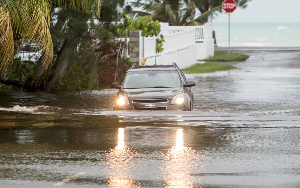 Автомобиль проезжает по затопленной в результате урагана Дориан улице в Нассау, Багамы - Sputnik Грузия