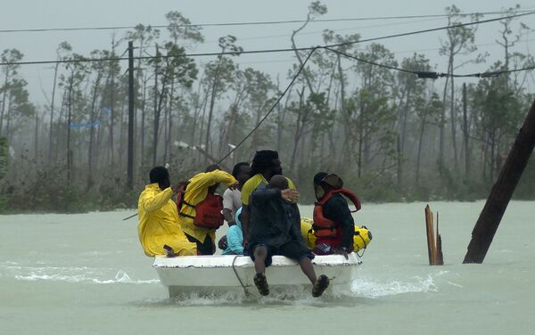 Добровольцы на лодке спасают семью от вызванного ураганом Дориан наводнения во Фрипорте - Sputnik Грузия