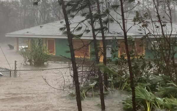 Вызванный ураганом Дориан дождь во Фрипорте - Sputnik Грузия