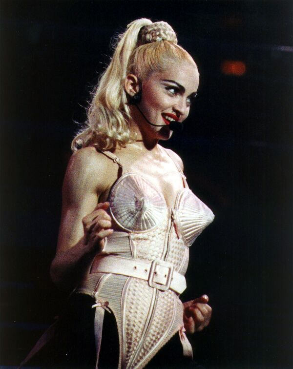 მადოლა ჟან პოლ გოტიეს ბიუსტჰალტერით ტურის „Blonde Ambition“ დროს ფილადელფიაში, 1990 - Sputnik საქართველო