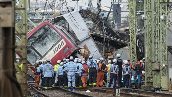 Последствия столкновения поезда с грузовиком на перекрестке в Иокогаме, Япония - Sputnik Грузия