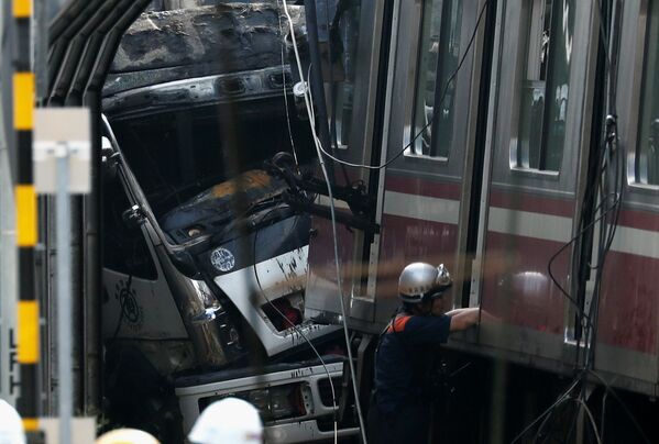 Главный вагон поезда получил серьезные повреждения. Над местом инцидента поднялись черные клубы дыма - Sputnik Грузия