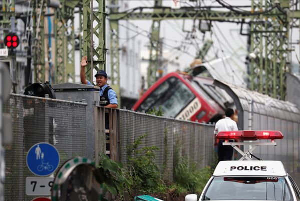 Полицейский автомобиль на месте крушения поезда в японском городе Иокогама - Sputnik Грузия