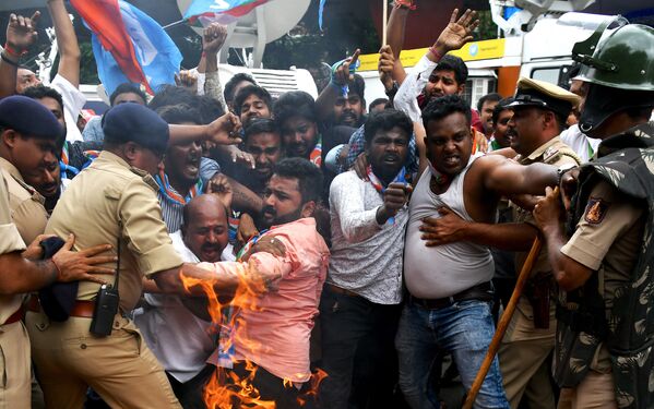 Члены Конгресса Карнатаки во время столкновений с полицией во время протеста против премьер-министра Индии Нарендры Моди и министра внутренних дел Амита Шаха в Бангалоре - Sputnik Грузия