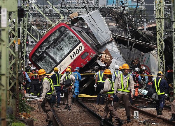 Последствия столкновения поезда с грузовиком на перекрестке в Иокогаме, Япония  - Sputnik Грузия