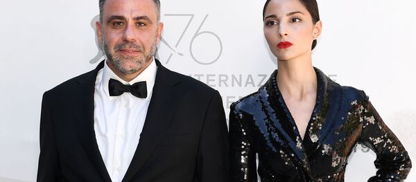 რეჟისორი დიმიტრი მამულია და მსახიობი ნატალია ჯუღელი ვენეციის 76-ე კინოფესტივალზე რეჟისორი დიმიტრი მამულია და მსახიობი ნატალია ჯუღელი ვენეციის 76-ე კინოფესტივალზე - Sputnik საქართველო