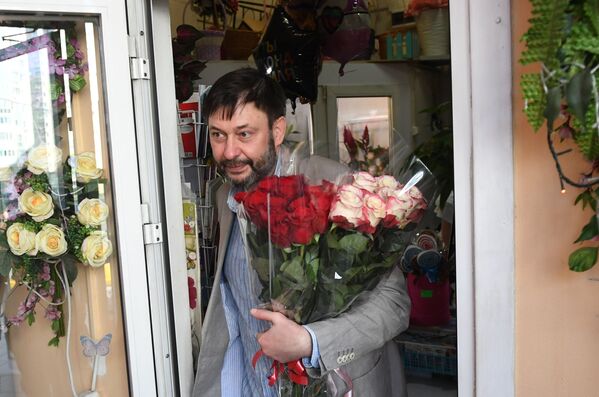 В Москве Кирилл Вышинский купил цветы маме, жене и уполномоченной по правам человека в России Татьяне Москальковой. “Мучение покупать женщинам цветы. Но в то же время огромное удовольствие”, - сказал он - Sputnik Грузия