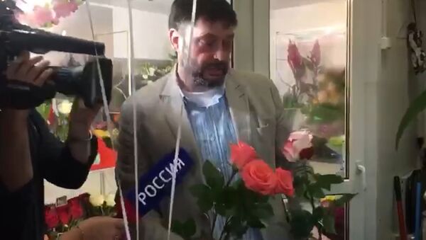 Кирилл Вышинский купил цветы маме, жене и Татьяне Москальковой - видео - Sputnik Грузия
