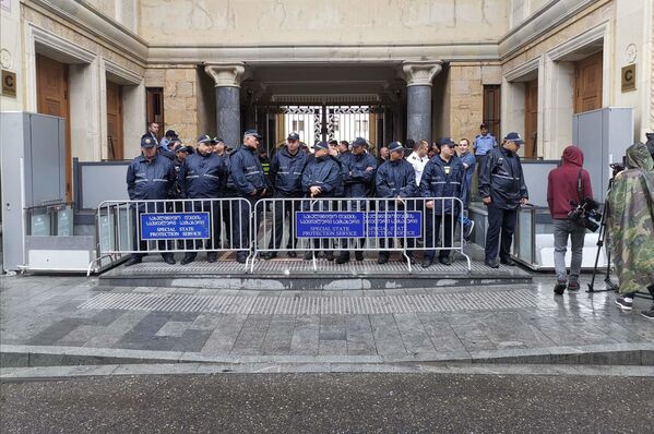 Тем временем у входа в парламент были усилены наряды полиции 

 - Sputnik Грузия