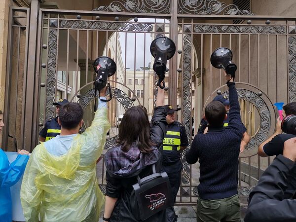 Протестующие, в свою очередь, готовят коридор позора - Sputnik Грузия