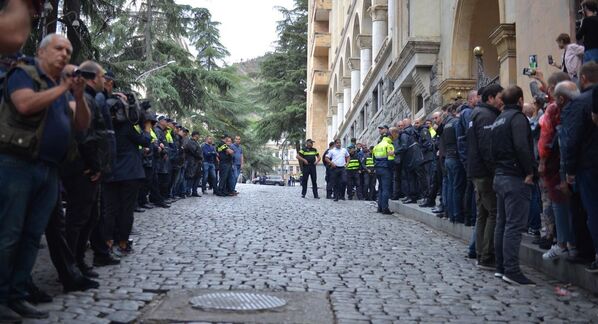 После окончания голосования, снаружи стражи порядка сделали коридор, оттеснив участников акции протеста
 - Sputnik Грузия