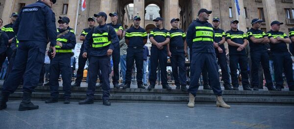 Полиция и демонстранты у здания парламента Грузии. 8 сентября 2019 - Sputnik Грузия