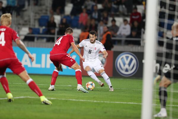 Национальная команда Грузии по футболу сыграла в Тбилиси вничью 0:0 с Данией в матче отборочного цикла чемпионата Европы 2020 года  - Sputnik Грузия