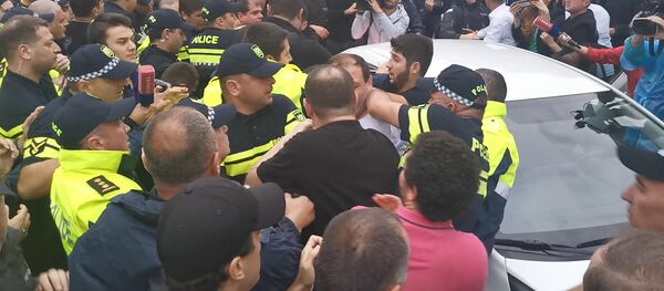 Стычка протестующих с полицией в Тбилиси после утверждения Гахария премьером - видео - Sputnik Грузия