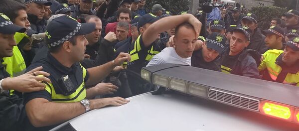 Полиция задержала трех человек у здания парламента в Тбилиси - видео - Sputnik Грузия