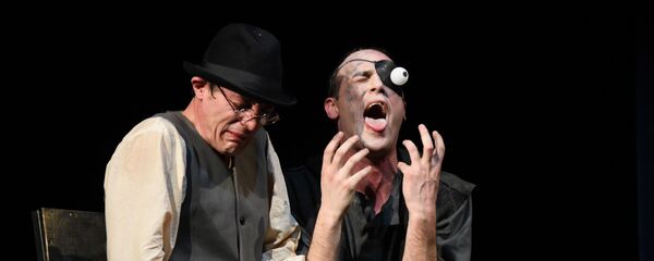 Спектакль Шинель Тбилисского театра им. А.С. Грибоедова - Sputnik Грузия