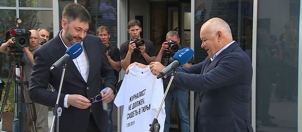 Слезы и каравай: как встретили Вышинского в МИА Россия сегодня - видео - Sputnik Грузия