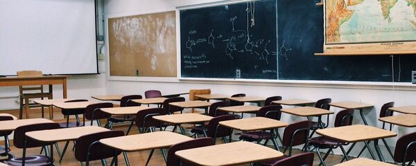 Школьные парты в классе в школе - Sputnik საქართველო
